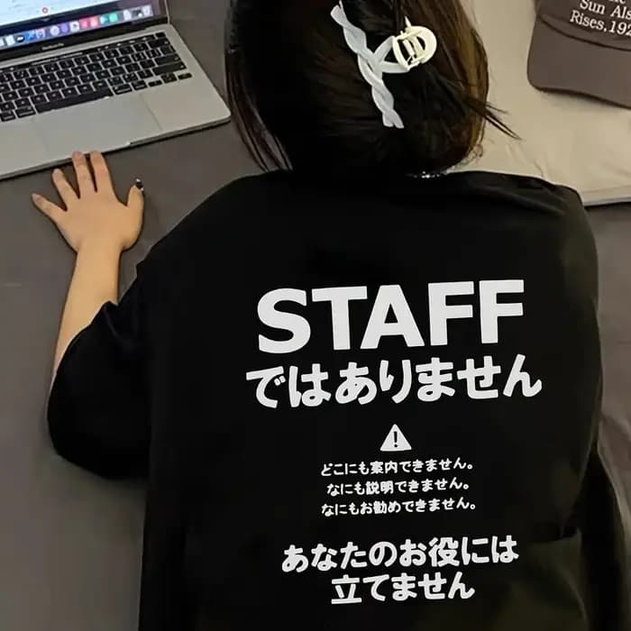 Ce nouveau t-shirt pour femme est confortable et respirant, un article indispensable pour les vacanc