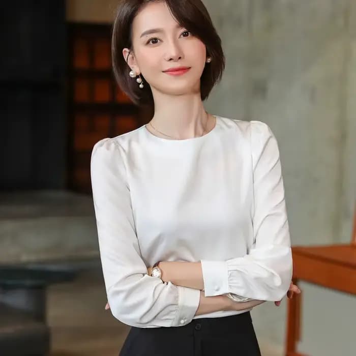Chemise blanche à manches longues et col rond pour femme