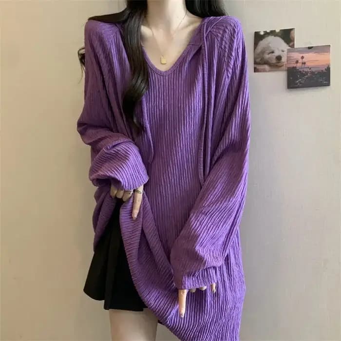 Le T-shirt à capuche et manches longues est un nouveau haut tendance ample et amincissant de style coréen pour les femmes au printemps et en automne