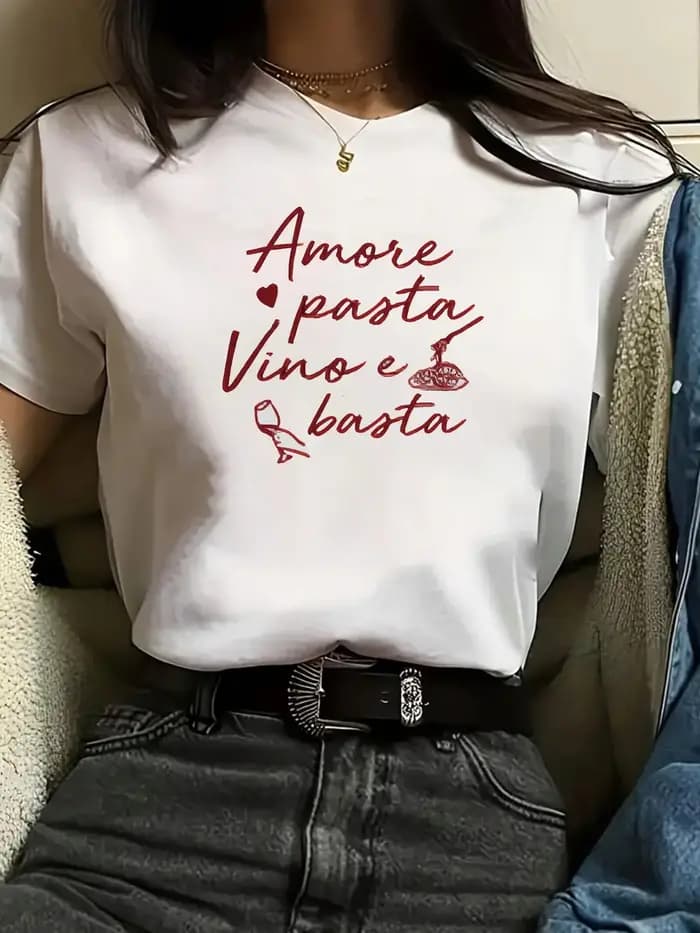 Ce t-shirt à manches pour femmes, à thème culinaire italien, est imprimé avec le texte « Love Pasta