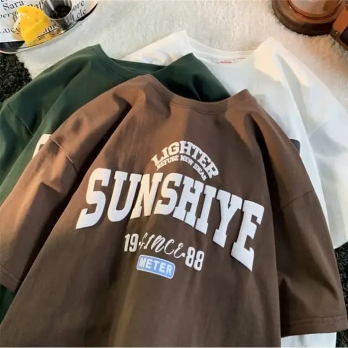 T-shirt à manches courtes et col rond avec lettres de soleil imprimées