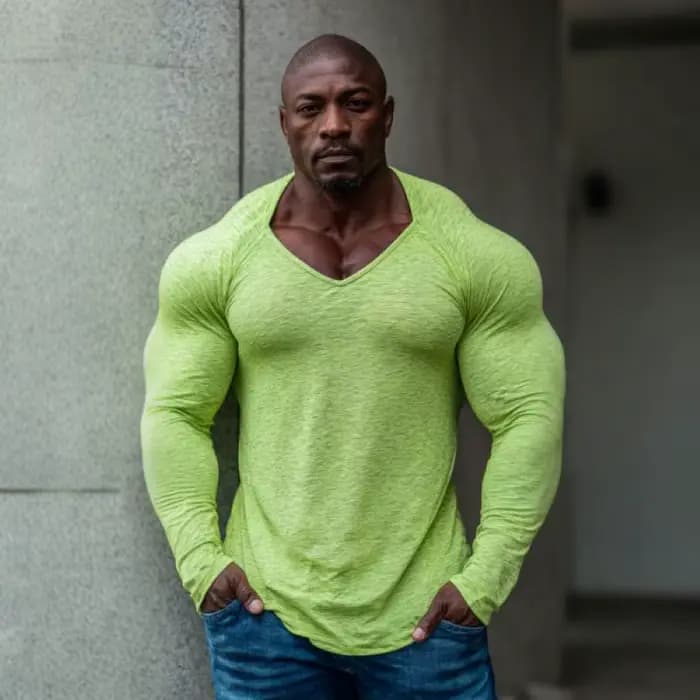 T-shirt de sport pour homme à col en V
