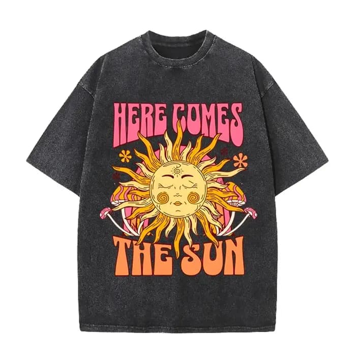 T-shirt vintage noir « Here Comes The Sun » rétro psychédélique effet délavé soleil