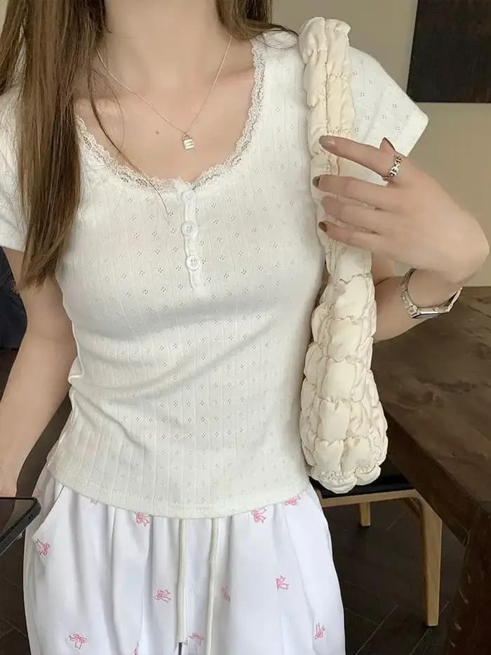 T-shirt blanc à manches courtes et col rond pour femme