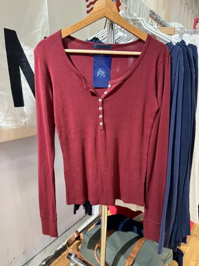 Six boutons bordeaux à manches longues T-shirt femme automne col rond coton mince