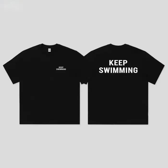 T-shirt de haute qualité avec design estival « Keep Swimming » et « Song Belonging To You »
