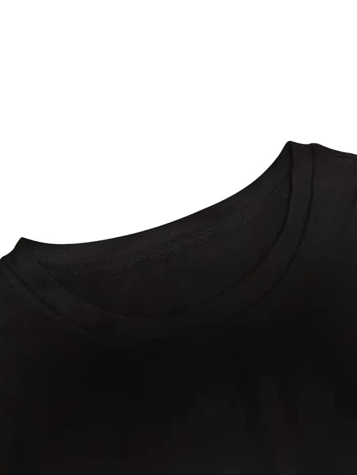 Design de t-shirt amusant : logo Charlotte De Witte CW avec contour blanc sur fond noir. Chemise streetwear tendance toutes saisons.
