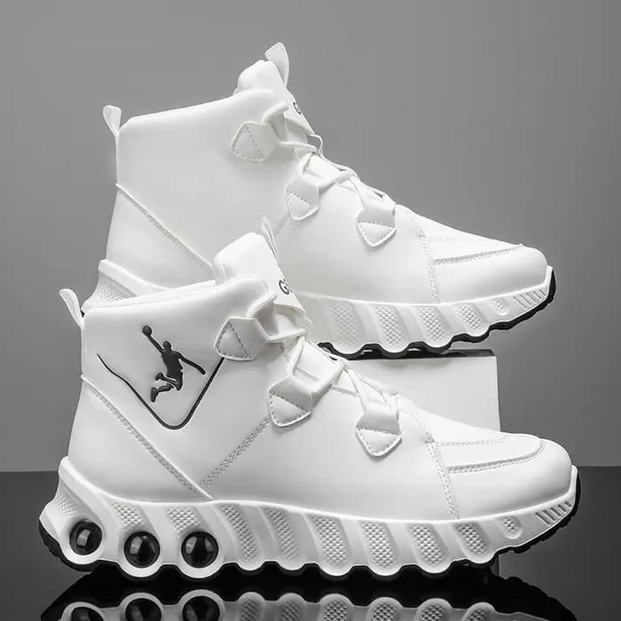 Une paire de chaussures de basket mi-hautes simples et élégantes. Épaissi
