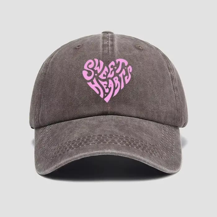 Casquette de baseball rose avec lettres imprimées en forme de cœur