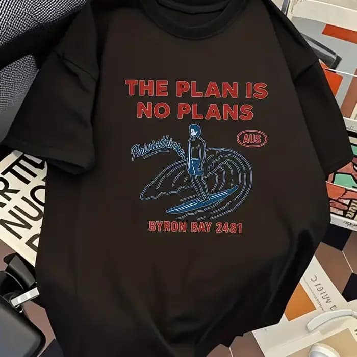 T-shirt graphique The Plan Is No Plans Byron Bay Surf