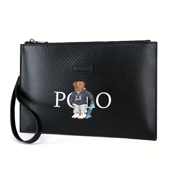 Patrouilleur d'ours portant une sweat à capuche avec logo LA, sac à main élégant imprimé en PU pour