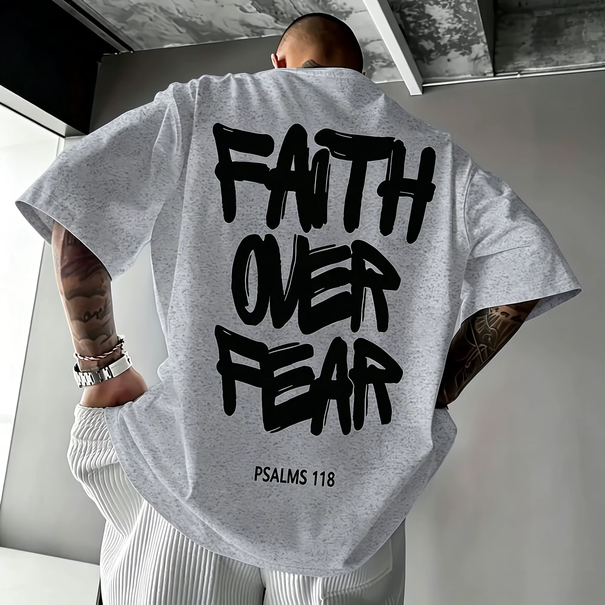 T-shirt surdimensionné double face pour homme « Faith Over Fear Psalms 118 », gris chiné avec texte 