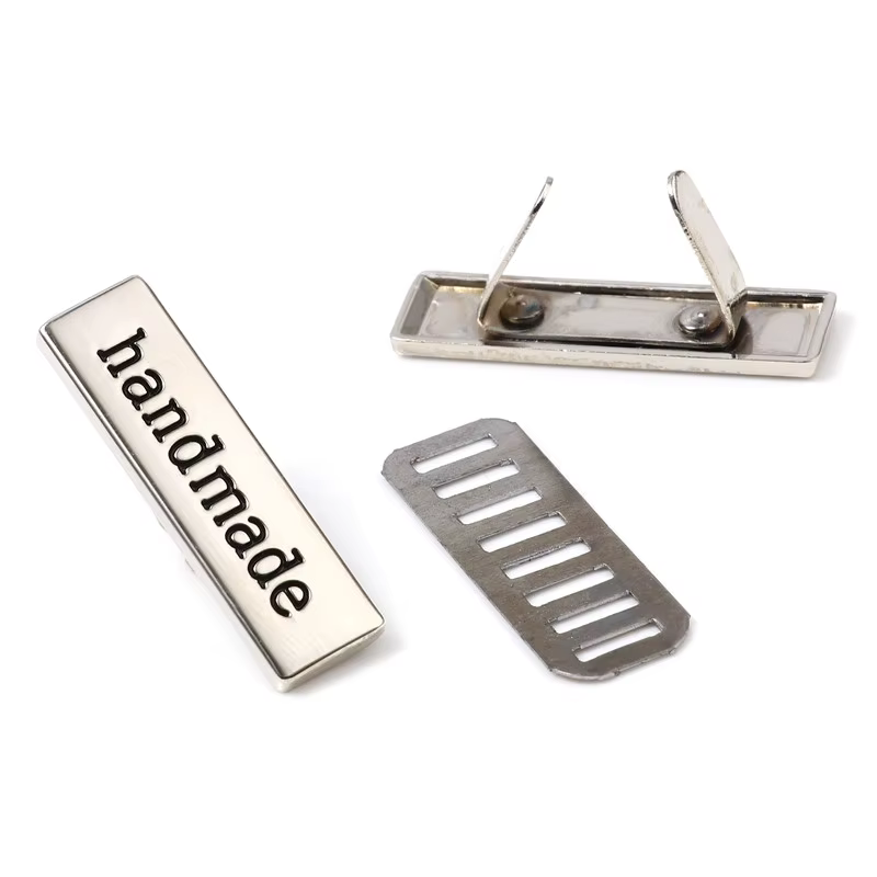 Étiquettes rectangulaires en métal faites à la main, imprimées à la main, adaptées aux vêtements, je