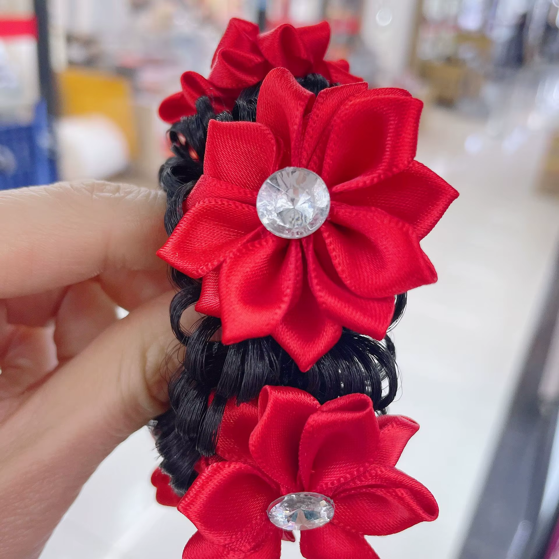 Accessoire de cheveux festif pour enfants, un grand bandeau à fleurs rouges pour enfants, adapté aux