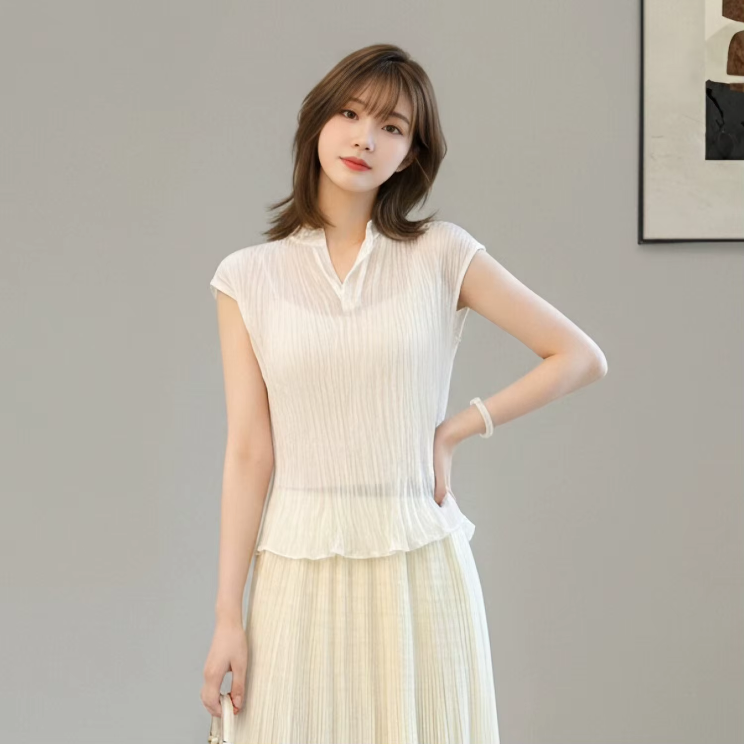 T-shirt plissé Miyake blanc cassé à col en V pour femme, nouvelle mode été 2026, haut fin et polyval