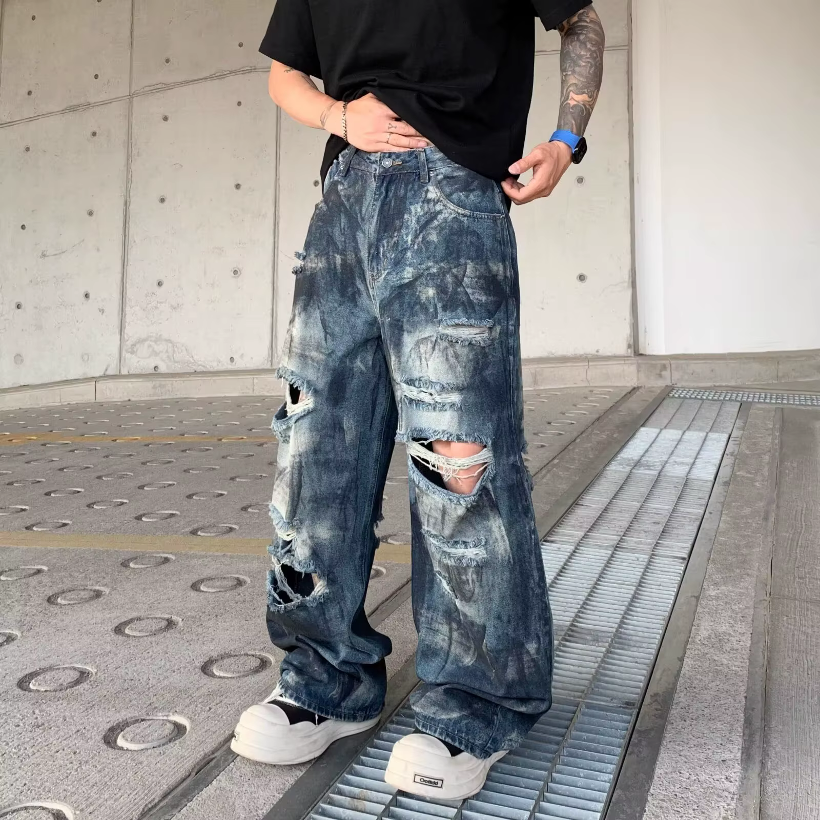Vintage High Street Vibe hommes ample jambe droite jean délavé conception trou poinçonnage à la mode