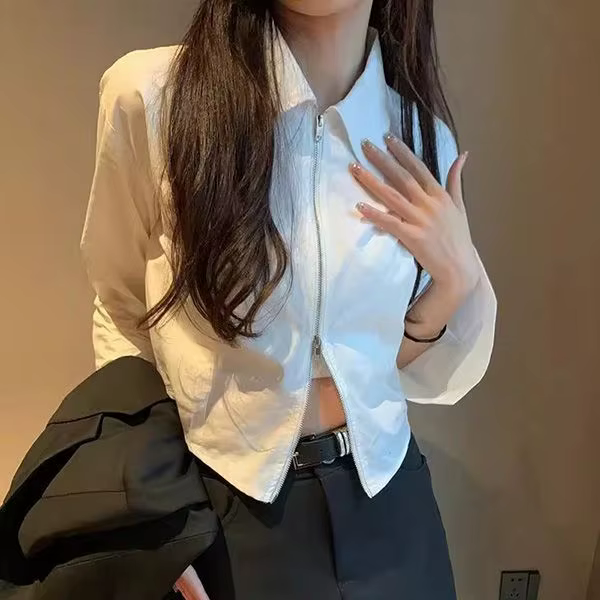 Chemise blanche à double fermeture éclair avec haut court à petite taille avec chemise à manches lon