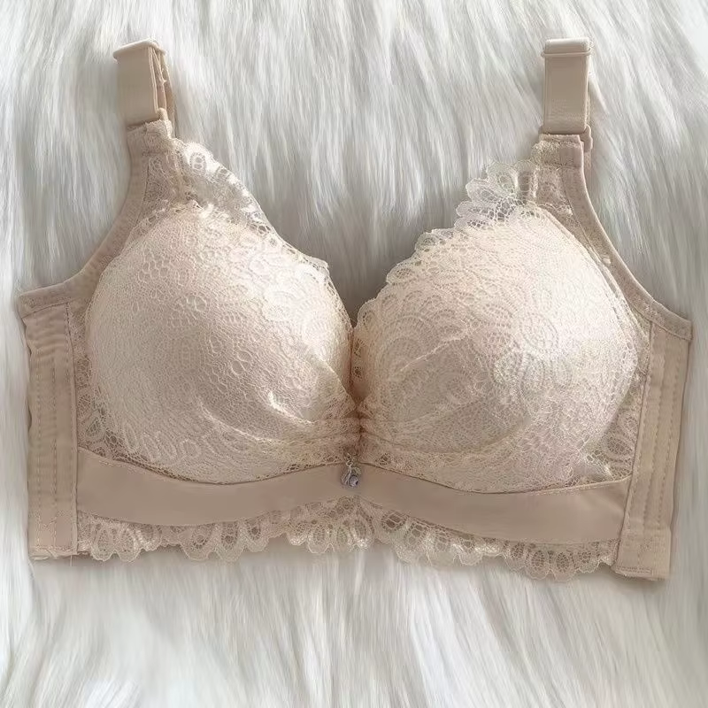 La petite poitrine est plus grande et plus épaisse et les sous-vêtements de 12 cm n'a aucune trace l