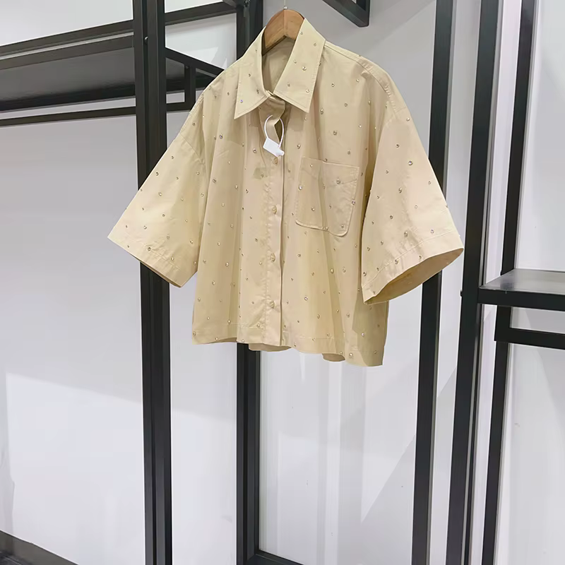 Chemise à manches courtes pour femme avec décoration rivets ou jupe midi plissée taille haute fendue