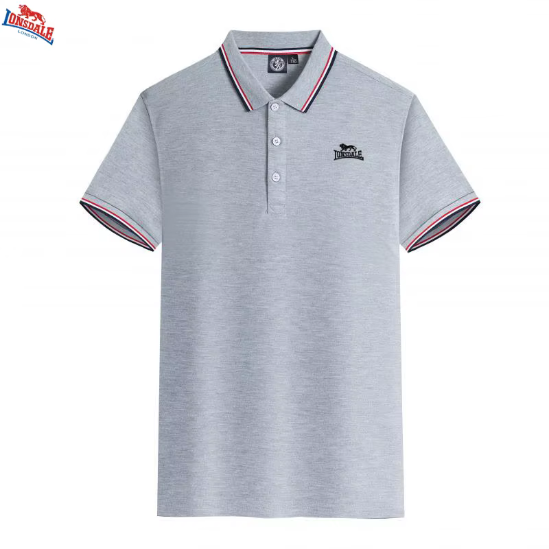 Tendance mode : chemise polo pour homme, broderie sur le col, pour hommes d'âge moyen et jeunes.