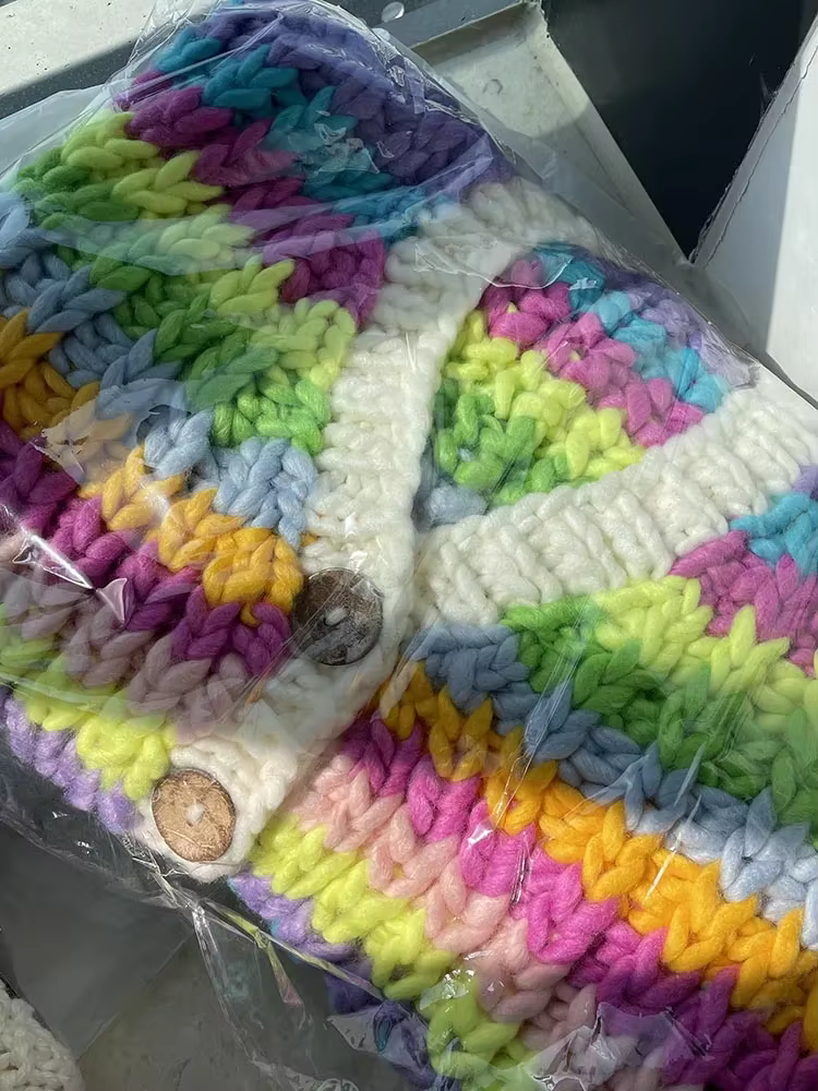 Femmes à la main arc-en-ciel coloré chaud gros tricot volumineux Cardigan multicolore pull manteau a