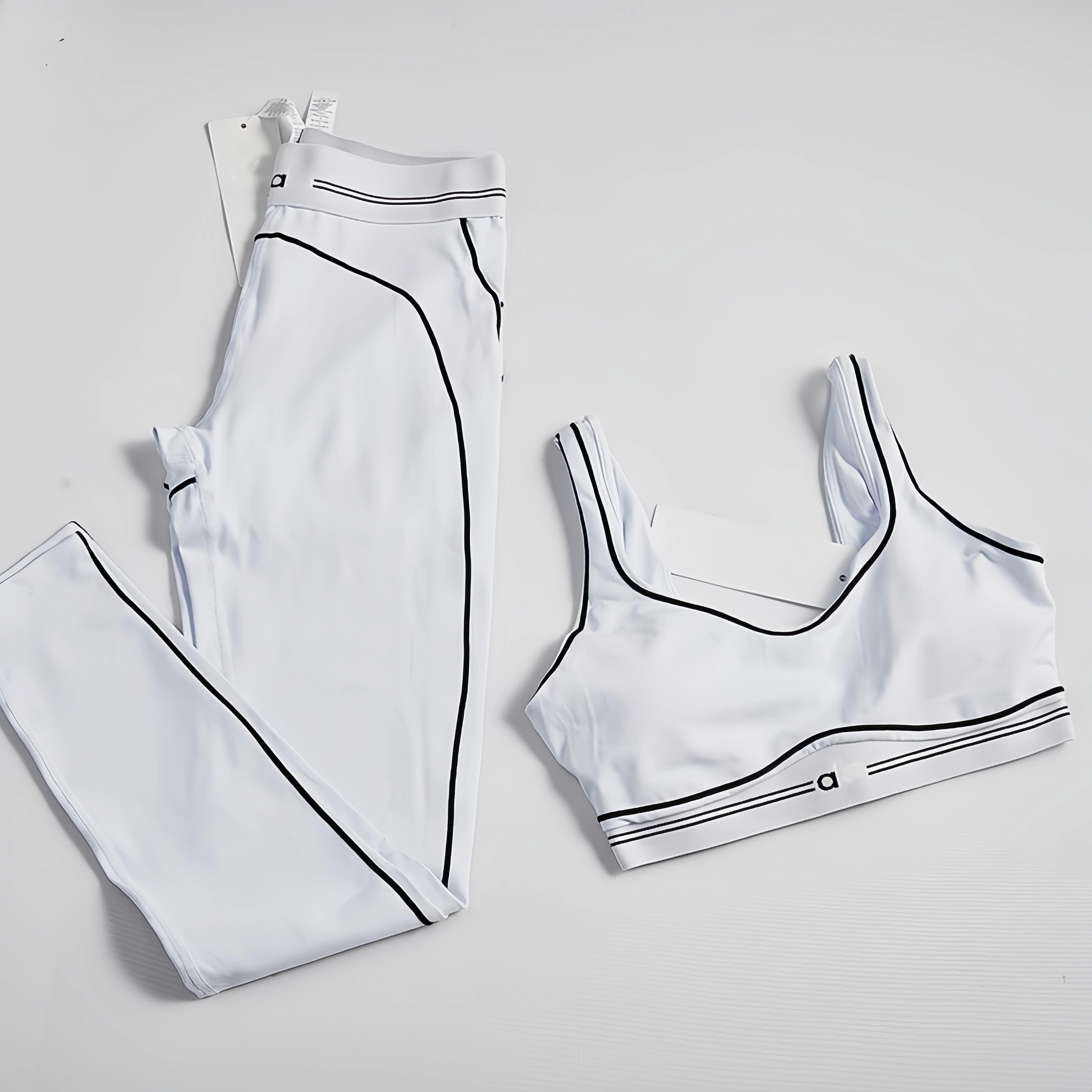 Gilet de sport confortable et respirant en tissu de haute qualité pour femmes, associé à un pantalon