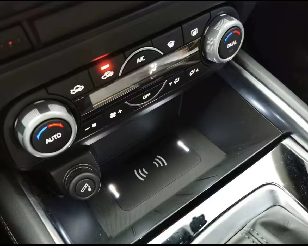 Chargeur sans fil pour voiture, Console centrale, panneau de chargement rapide pour téléphone Mazda 