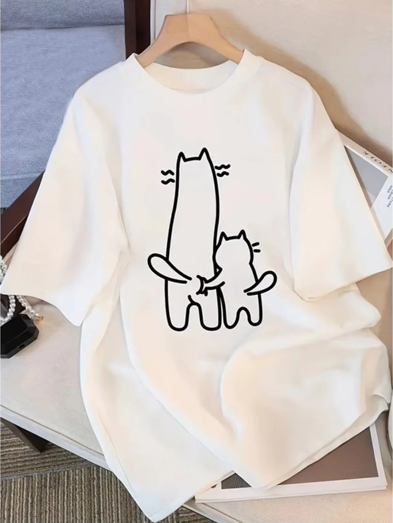 T-shirt graphique chatons mignons vue dos, motif minimaliste ligne de dessin, haut d'été à manches c