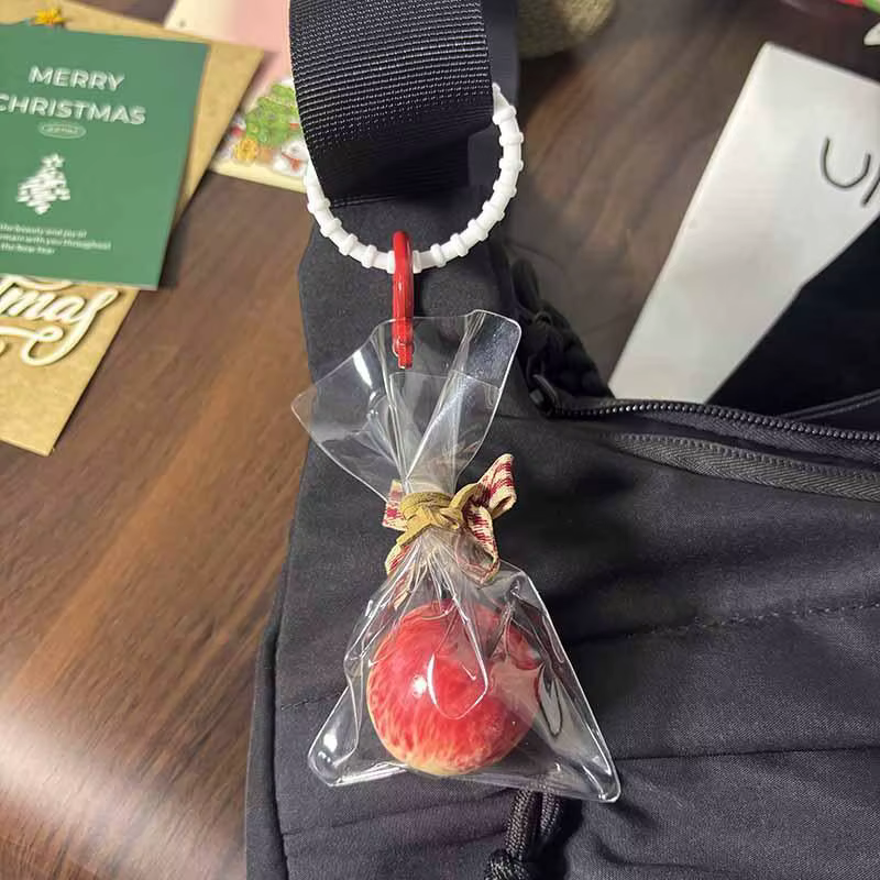 Adorable père noël sur un porte-clés en résine pomme ; Accessoire parfait pour les sacs de Noël et u