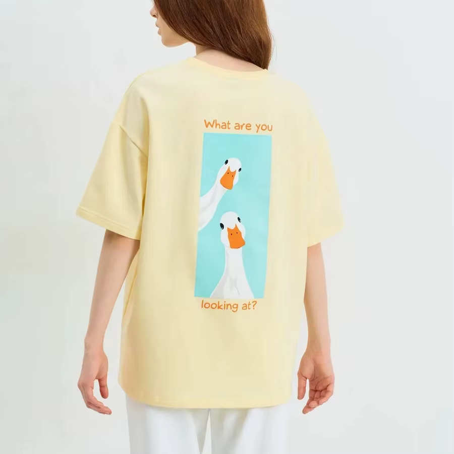 Drôle : « À quoi tu regardes ? » T-shirt à imprimé canard |   T-shirt décontracté jaune surdimension