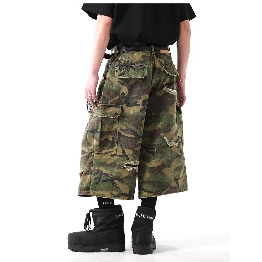 Shorts cargo en jean camouflage style streetwear américain 2026, coupe droite, effet usé, décontract