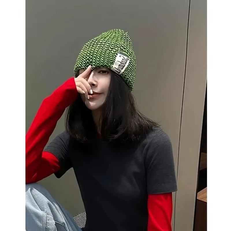 T-shirt à manches courtes pour femme avec un design superposé à manches longues rouges