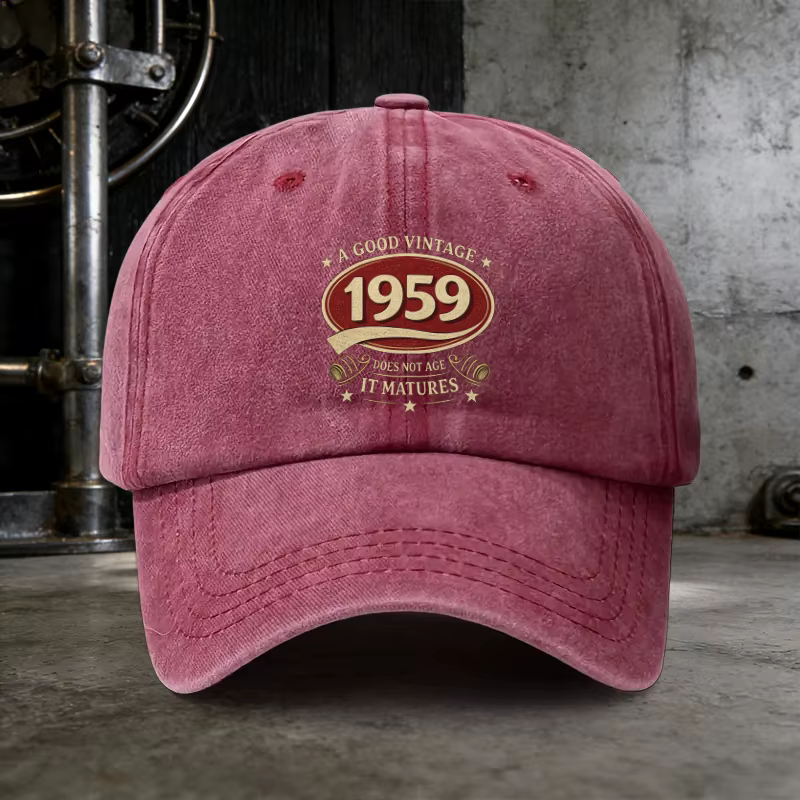 Une casquette effet délavé, ornée de la phrase « A GOOD VINTAGE 1959 DOES NOT AGE IT MATURES », est 