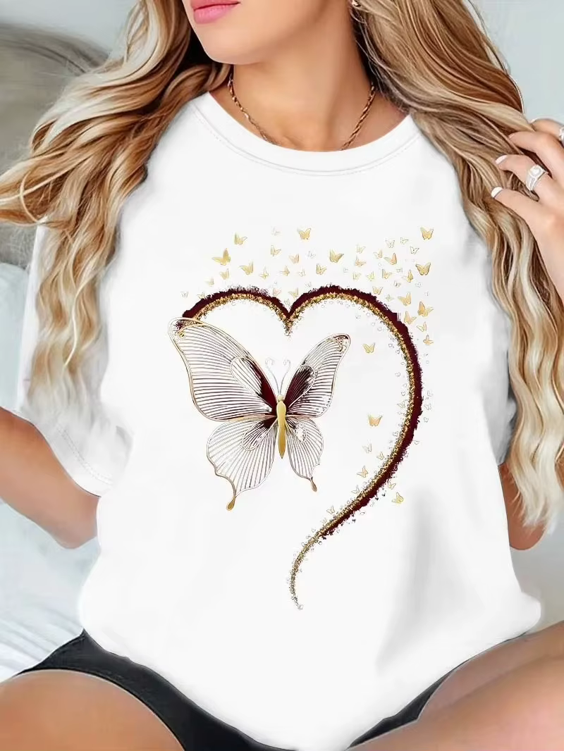T-shirt blanc à col rond, décoré d'imprimés papillons et cœurs – Un thème romantique, tendance et in