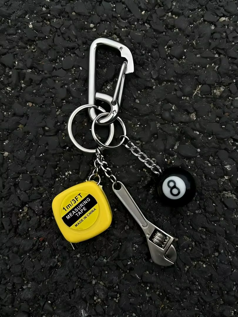 Porte-clés dés en alliage avec mousqueton et conception de clé simulée – Convient comme breloque de 