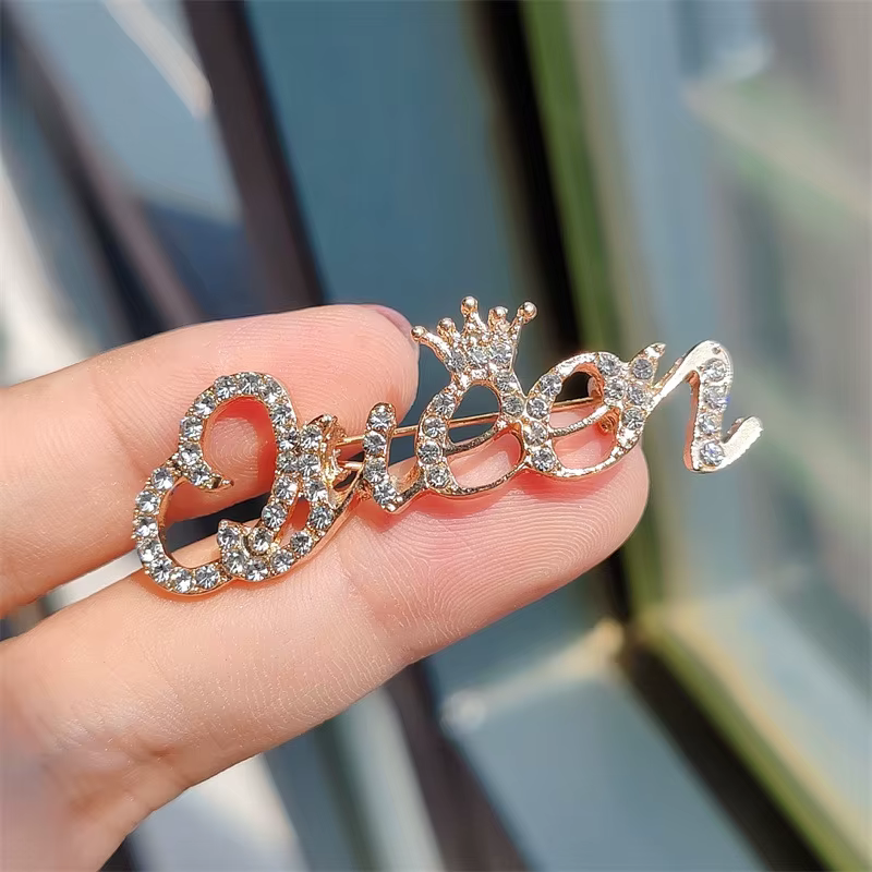 Broche reine en cristal pour femmes, accessoires vestisens, bijoux de luxe, mode, vente en gros