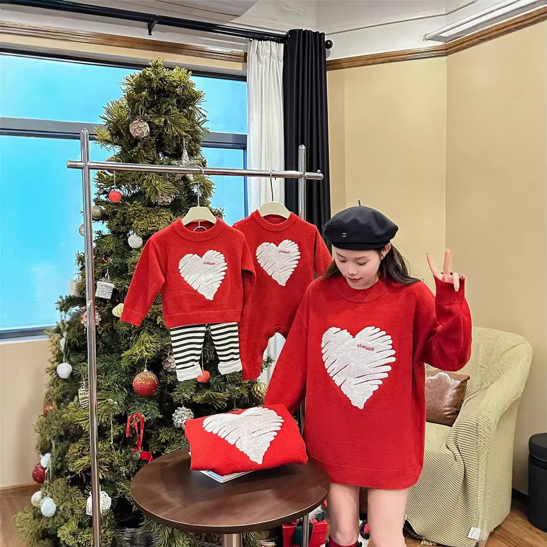 Pull rouge nouvel an correspondant famille noël père mère et fille fils coeurs enfant en bas âge béb