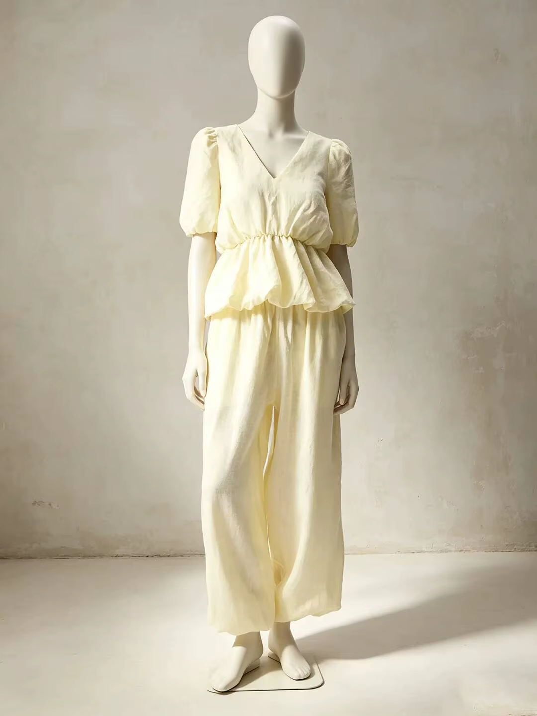 Costume en lin pour femmes Laru avec un col en V moelleux et des manches bouffantes, associé à un pa