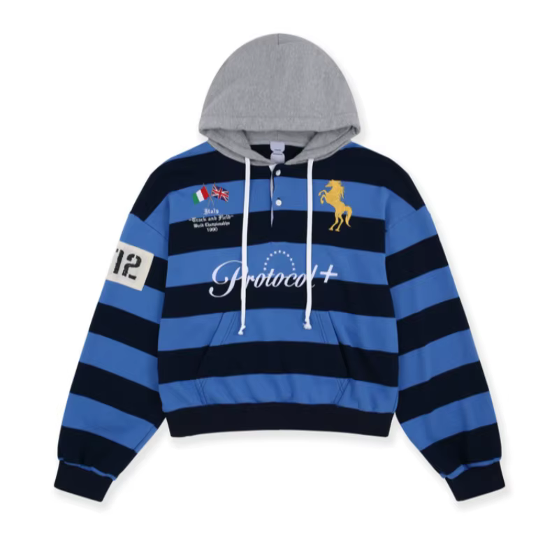 Style preppy rayé à capuche contrastante gris capuche Henry col brodé décontracté sportswear collège