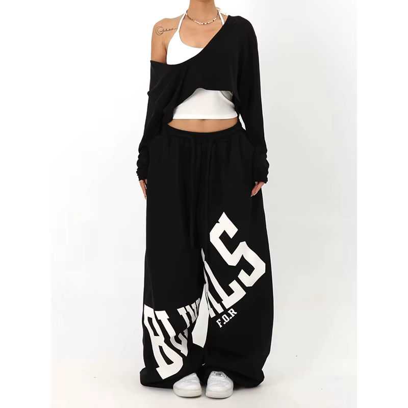 Joggers gris pour femme style streetwear, coupe décontractée, jambe large, avec imprimé graphique le