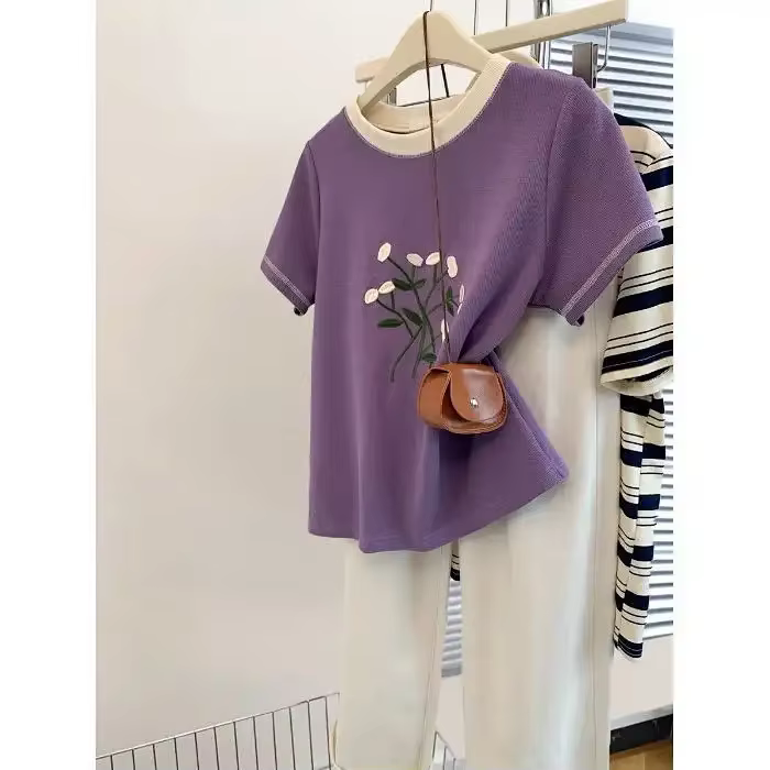 T-shirt violet décontracté pour femme, col rond contrastant, broderie florale, manches courtes
