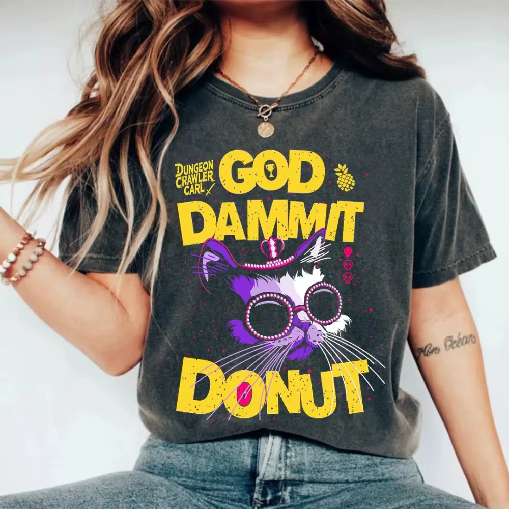 T-shirt Dungeon Explorer Carl, un t-shirt commémoratif imprimé pour les passionnés de science-fictio