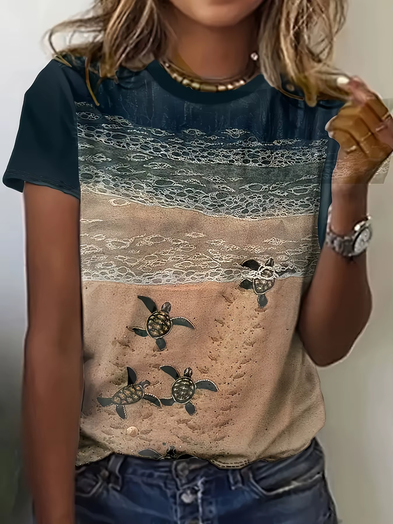 T-shirt pour femme Navy Beach - Motif tortues bébés et vagues océaniques, design imprimé côtier pour