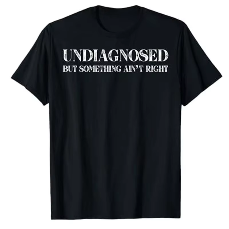 T-shirt humoristique « Undiagnosed But Something Ain't Right » avec lettres drôles imprimées, citati