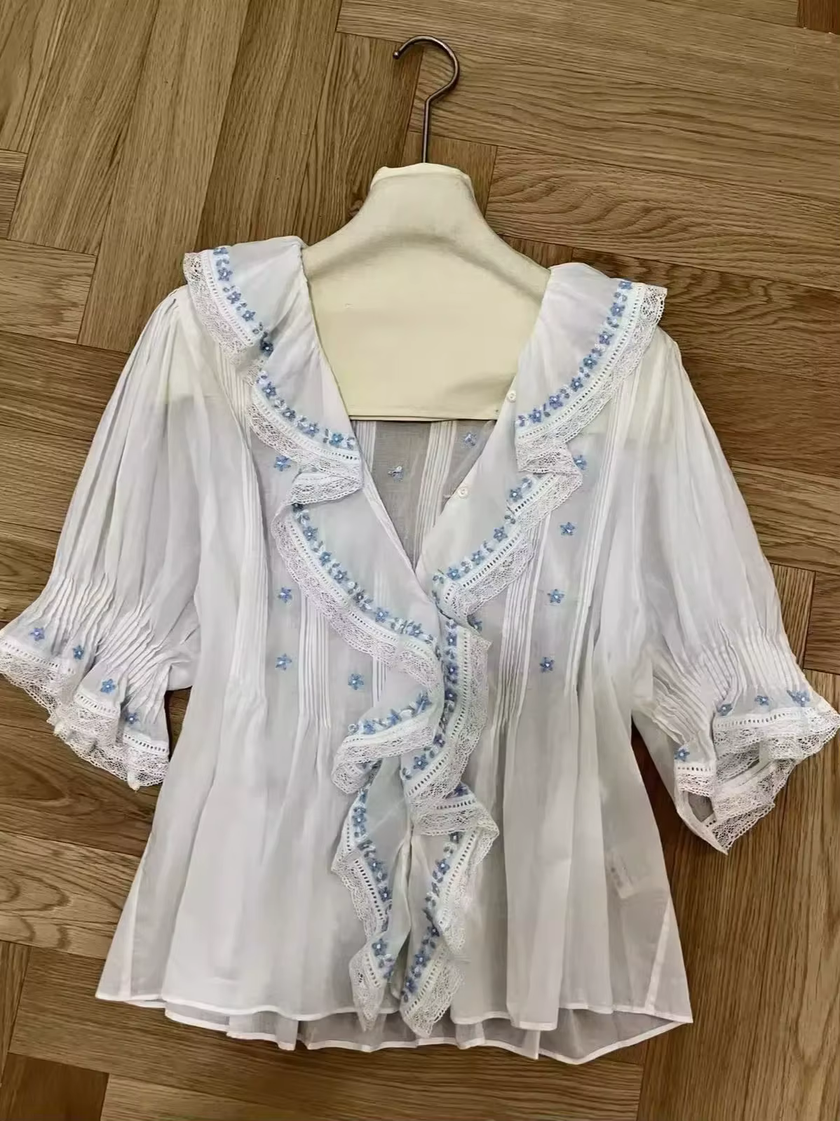 Chemisier blanc pour femme avec broderie florale bleue, volants, col en V, manches bouffantes, simpl