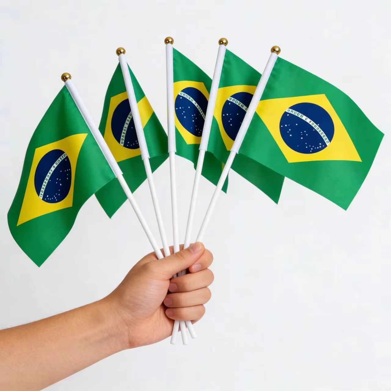 Mini drapeaux brésiliens à main sur bâton, drapeau national brésilien avec sommet doré pour défilés,