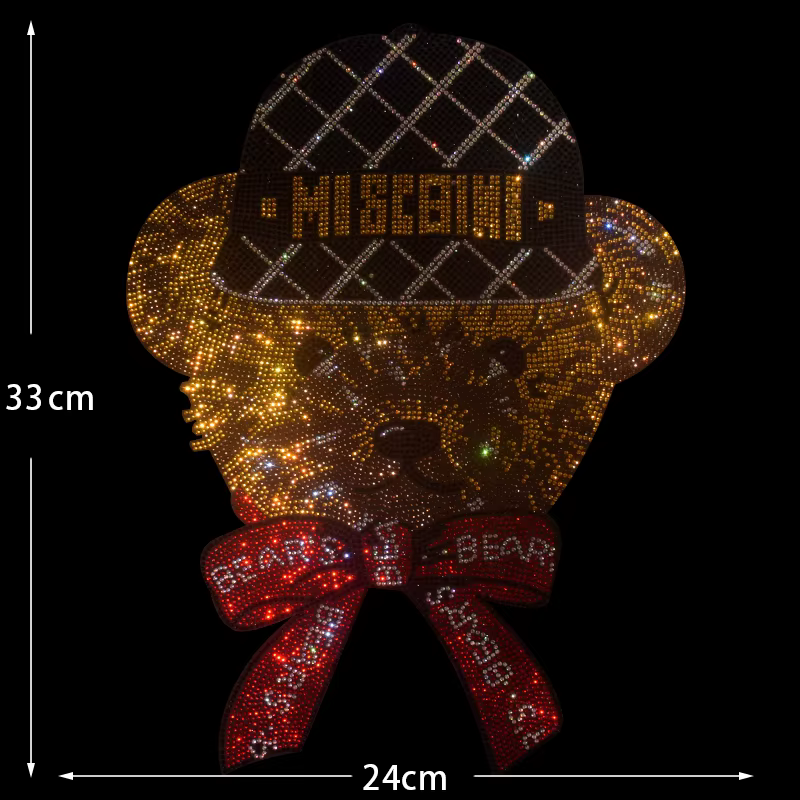 Un grand patch de mode en strass, motifs d'ours en peluche repiqués sur T-shirt, manteau et accessoi