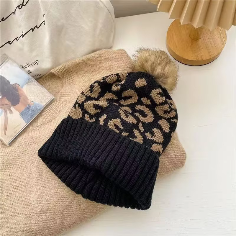 Chapeau de mode casquette léopard imprimé ourlet bouclé boule de cheveux tricoté chapeau femmes en p