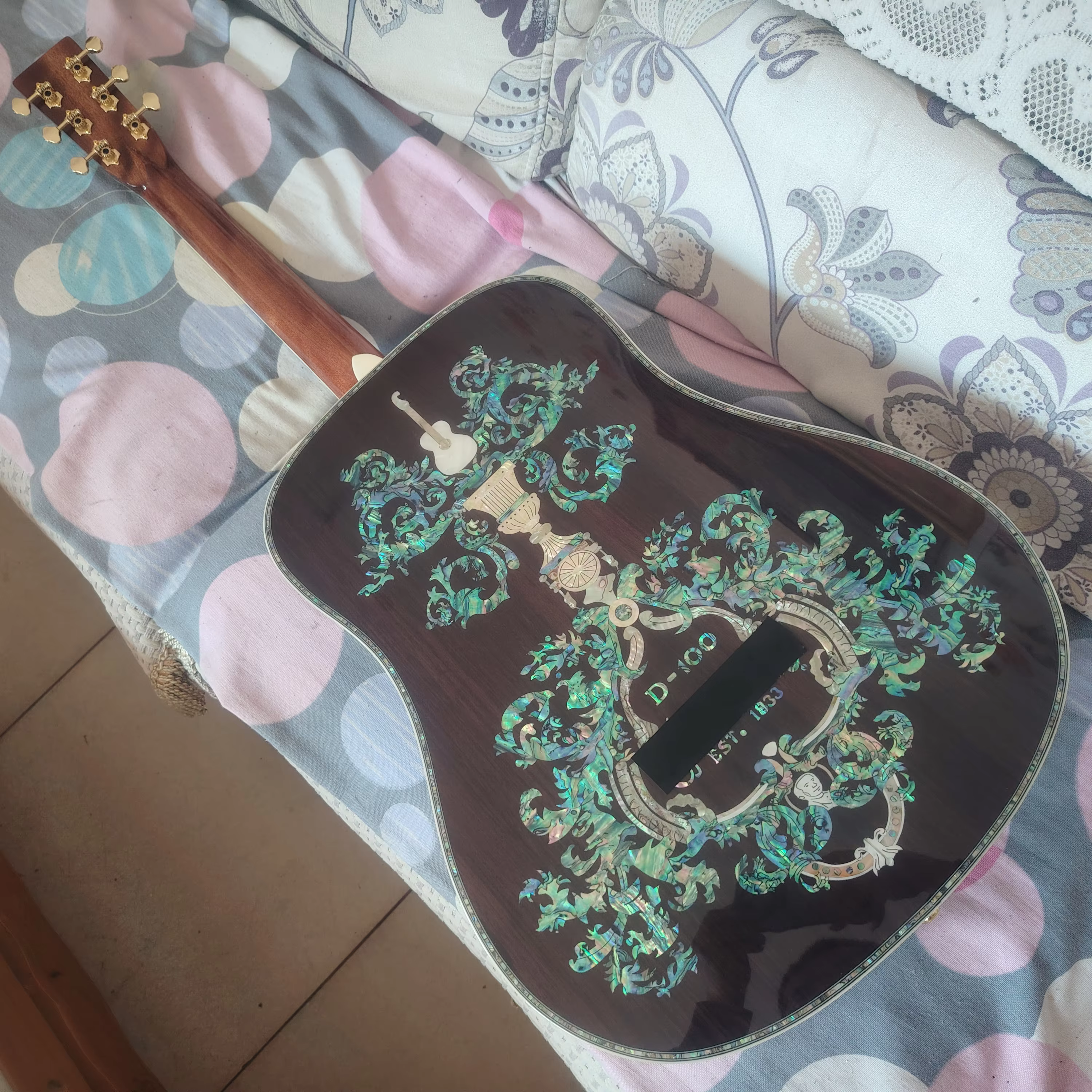 Luxe abordable : guitare acoustique haut de gamme style D-100 avec incrustation d'abalone, son de qu