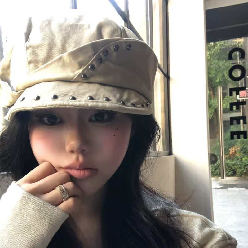Béret noir clouté avec garniture à rivets, style audacieux, idéal pour les activités de plein air, l